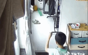 Cú đu xà 'bá đạo' của hai chị em khiến dân tình cười chảy nước mắt