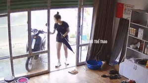 Cô gái dắt xe vào nhà, vài giây sau liền gặp tai nạn bất ngờ
