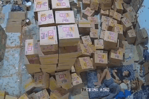 Clip: Tai nạn bất ngờ của 2 người đàn ông khiến dân mạng cười chảy nước mắt