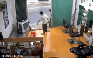 Chủ tiệm tóc 'ép bằng được' anh công nhân vào tiệm, biết lý do ai cũng ấm lòng