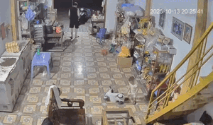 Búp măng non tự ngã xe, hành động tiếp đó khiến dân tình cười bò