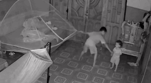 Anh trai trông em, mẹ xem lại camera không khỏi xót xa