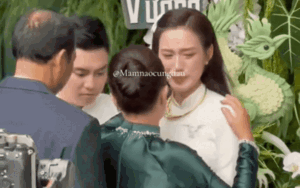 Xúc động khoảnh khắc Đỗ Thị Hà bật khóc khi nhận quà từ bố mẹ ruột trong lễ ăn hỏi