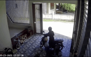 Clip: Bé gái hoang mang khi được mẹ chở đi học, xem camera dân tình liền phì cười