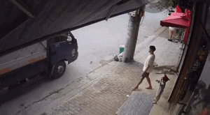 Con trai suýt gặp tai nạn trước cửa nhà, bố mẹ xem lại camera bủn rủn tay chân