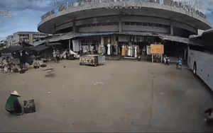 Người phụ nữ bất ngờ bị xe khách cán qua khi ngồi ở chợ Đầm, Nha Trang