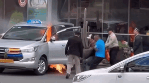 'Nghẹt thở' giây phút giải cứu tài xế bị mắc kẹt trong xe taxi đang cháy