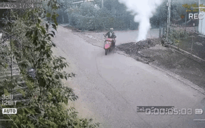 Nữ sinh phóng xe đạp điện tông người đàn ông vừa đi ra giao lộ, dân tình rôm rả bàn luận lỗi thuộc về ai?