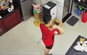 Thử vợt cầu lông mới, nam thanh niên nhận được kết quả ngoài dự tính