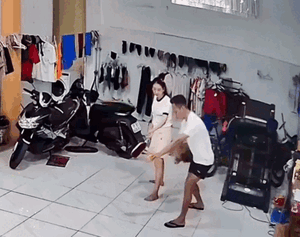 Nhiệt tình dạy vợ đánh pickleball, chồng nhận về kết quả 'khó đỡ'