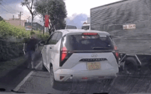 Phẫn nộ hình ảnh tài xế xe tải chèn ép, đập kính ô tô