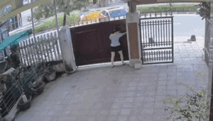 Suýt gặp nạn, cô gái khiến cộng đồng mạng tranh cãi vì một chi tiết