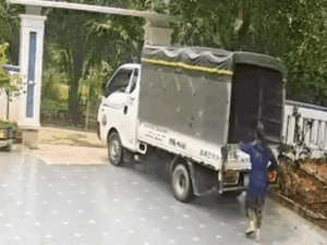 Khoảnh khắc cô gái lên xe, bước chân cuối cùng khiến dân tình thót tim