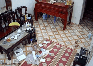 Búp măng non đang ngồi chơi bỗng khóc lóc gọi mẹ, cư dân mạng xem đến cuối mới biết lý do