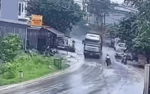 Thót tim cảnh người đàn ông băng qua đường, xem lại camera ai cũng bức xúc