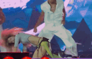 Nữ ca sĩ hạng A gây sốc với trang phục mặc như không, mỗi lần nhảy là khán giả 'thót tim' vì sợ 'lộ hàng'