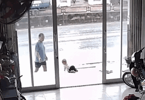 Camera bắt trọn hành động nguy hiểm của em bé, cộng đồng mạng xem xong liền tranh cãi 'nảy lửa'