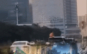 Mẹ để con gái ngồi trên nóc ô tô đang chạy và cái kết 'đắng'