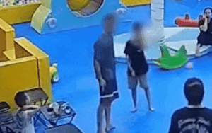 Clip bé trai 8 tuổi bị người đàn ông tát tại quán cà phê gây phẫn nộ: Công an vào cuộc