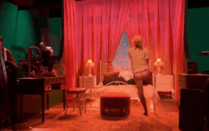 Nữ ca sĩ gây sốc khi diện quần lót biểu diễn, danh tính chẳng ai xa lạ