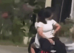 Hai nữ sinh 'làm xiếc' trên xe máy điện và cái kết