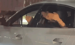 Lỡ lấn làn ô tô, nhóm bạn có hành động khiến cư dân mạng phải phì cười