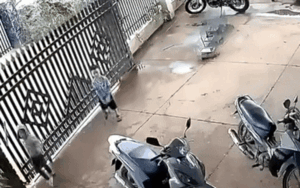 2 bé trai gặp sự cố khi đóng cửa sắt, bố mẹ xem lại camera liền thấy cảnh đau lòng