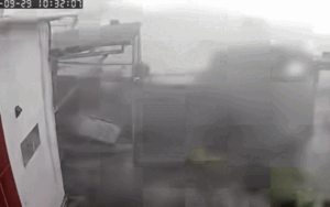 Cơn lốc kinh hoàng chỉ 10 giây quét qua, nhà dân ở Hải Phòng lập tức tan tác