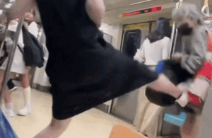 Đánh người vì không được nhường ghế trên tàu điện, bà cụ bị 'tung cước' như trời giáng khiến hành khách xôn xao