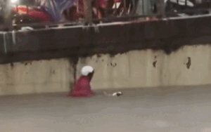 Clip: Một mình một cõi giữa 'biển nước', thanh niên khiến dân tình lo lắng dõi theo