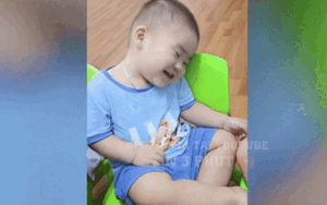 Chuẩn bị xong bữa trưa, cô giáo phát hiện khoảnh khắc đáng yêu của bé trai mầm non