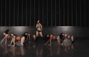 Nữ ca sĩ chưa đủ 18 tuổi ăn mặc 'thiếu vải', khán giả tranh cãi đang 'gợi cảm hóa' hình ảnh