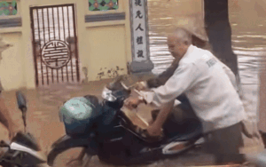 Khoảnh khắc đẹp của đôi vợ chồng già giữa bão lũ khiến ai cũng ấm lòng