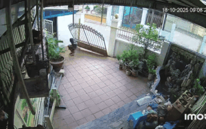 Bé trai bất ngờ gặp sự cố khi đóng cửa cổng, mẹ xem lại camera mà đau lòng