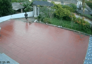 Người đàn ông 'chạy mất dép' khi nghe tiếng con khóc khiến dân tình cười ngất