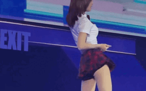 'Thở oxy' với clip 17 giây nữ ca sĩ diện váy ngắn cũn cỡn biểu diễn, chi tiết đắt giá trên cơ thể gây chú ý