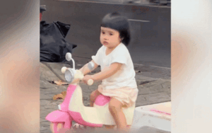 'Búp măng non' thẩn thờ khi nhìn cặp đôi ngồi ở quán nước, biết lý do dân tình cười ngất