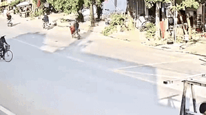 Thót tim khoảnh khắc va chạm giữa xe đạp và xe máy, dân tình xem xong liền tranh luận đúng sai