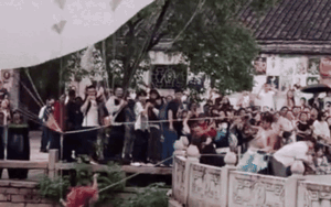 Một nữ diễn viên bị rớt tõm xuống hồ nước khi đang diễn, khán giả hét ầm trời