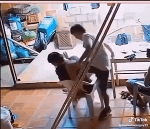 Clip: Người đàn ông hoảng hốt khi bị chó đuổi, cư dân mạng hồi hộp theo dõi