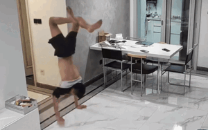 Chồng ngã nhào chỉ vì một hành động của vợ, xem camera không nỡ trách mắng