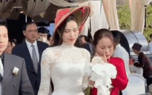 Nghẹn ngào khoảnh khắc mẹ Đỗ Thị Hà bật khóc nức nở khi đưa con lên xe về nhà chồng