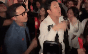 Ca sĩ Tùng Dương náo loạn rạp chiếu phim