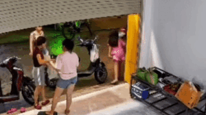 Bé gái băng qua đường, mẹ xem lại camera mà vẫn đau tim