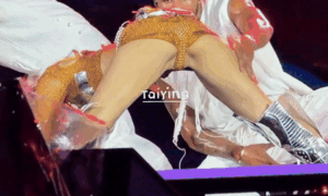 Thêm đoạn clip biểu diễn phản cảm của nữ ca sĩ hạng A gây tranh cãi dữ dội