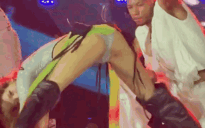 Phản ứng gây sốc của Lisa (BLACKPINK) sau khi mặc đồ diễn khoét sâu, thoải mái nhảy tình tứ với vũ công nam