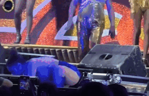 Nữ ca sĩ bị người đàn ông kéo xuống sân khấu sàm sỡ, tức giận hủy show tại chỗ rồi bỏ về