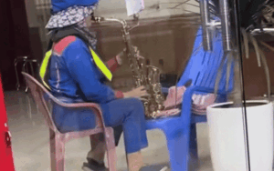 2 thanh niên đến đổ xăng nhưng đành quay về dù có nhân viên, biết lý do ai cũng vỗ tay vì sự tinh ý