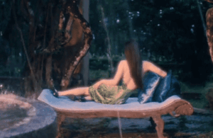 Bích Phương khoe lưng trần khiến khán giả 'phát sốt'