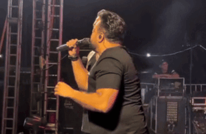 Nam ca sĩ đang hát thì bị khán giả ném lon bia vào đầu, máu chảy ướt mặt